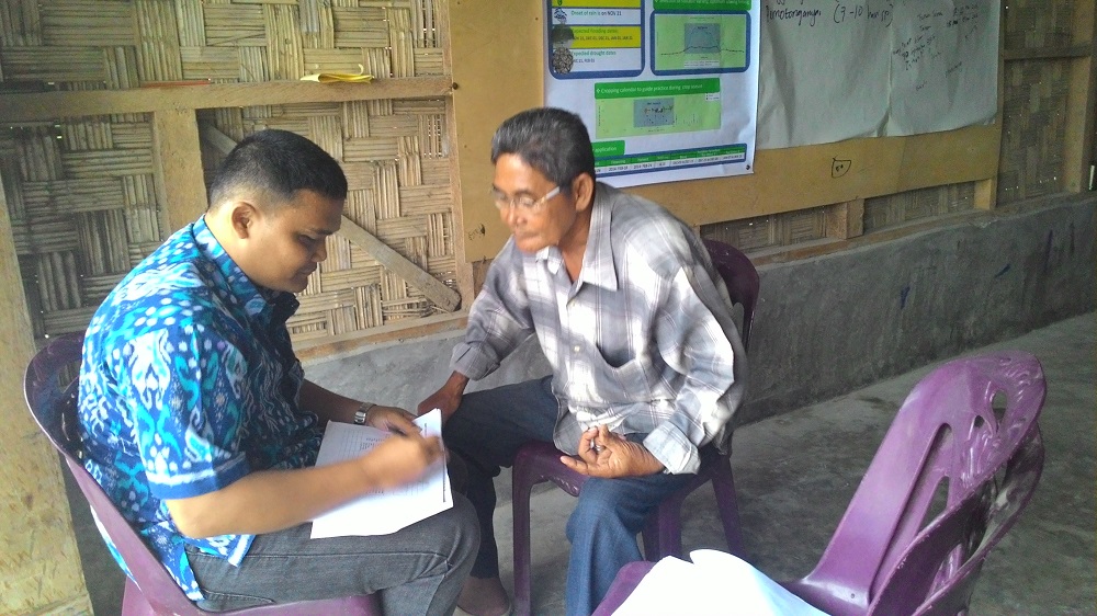 A researcher from AIAT North Sumatera interviews a rainfed rice farmer in Serdang Village (Photo by Iris Bugayong, IRRI).